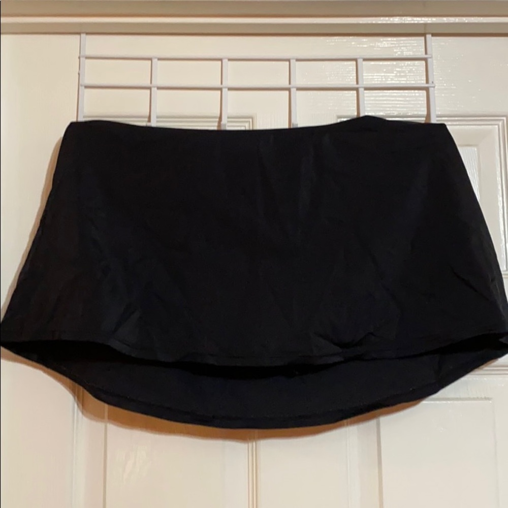Black swim skirt! Top in other pic!